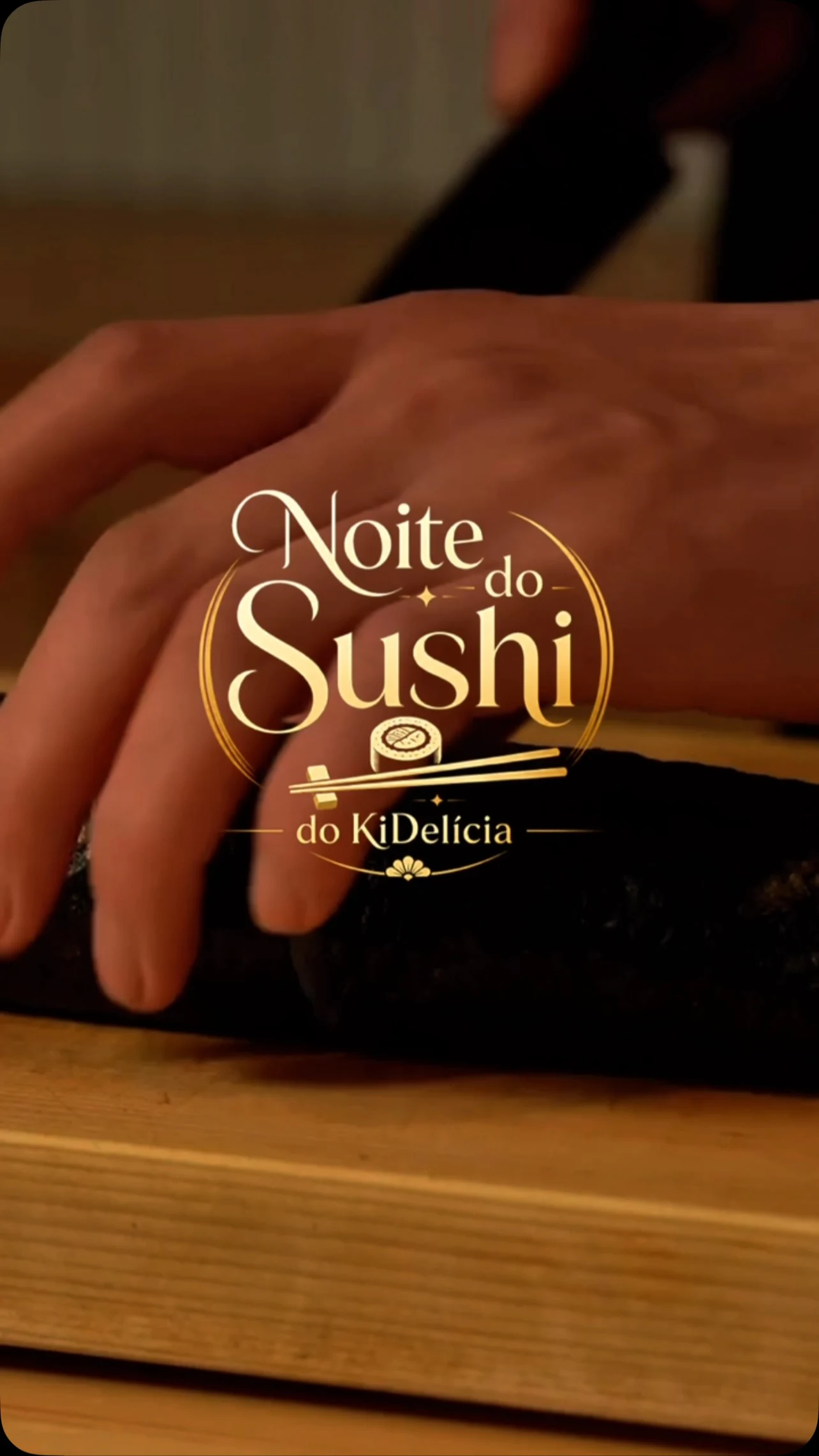 Chef finalizando uma peça de sushi sobre a bancada